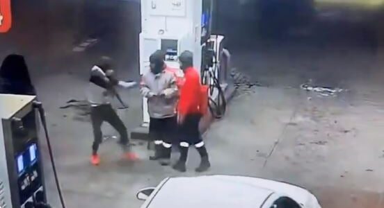 شاهد سطو مسلح على محطة وقود في منطقة الدامور جنوب لبنان