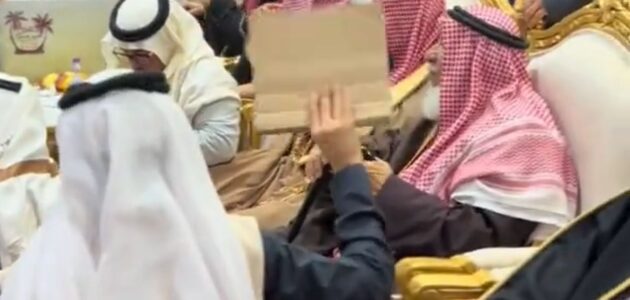 شاهد شاب يتلقى إعجابًا واسعًا بتعامله الرائع مع جِده