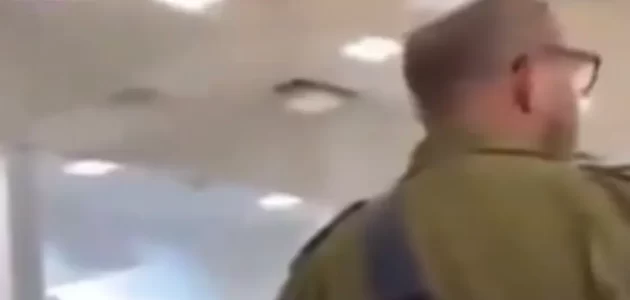 شاهد فيديو لجندي إسرائيلي يشجع طلاباً على الانضمام للجيش يثير ضجة