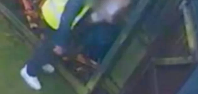 شاهد كاميرا مراقبة تفضح عملية سرقة قام بها سائق ديليفري