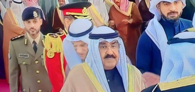 شاهد لاعب سابق في النصر يظهر خلف أمير الكويت أثناء أدائه اليمين بمجلس الأمة