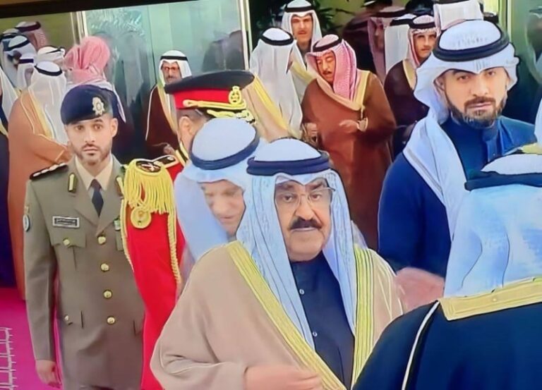 شاهد لاعب سابق في النصر يظهر خلف أمير الكويت أثناء أدائه اليمين بمجلس الأمة