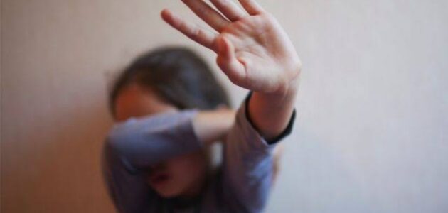 شاهد لحظة ضبط مراهق خطف طفلة لاغتصابها في باكستان