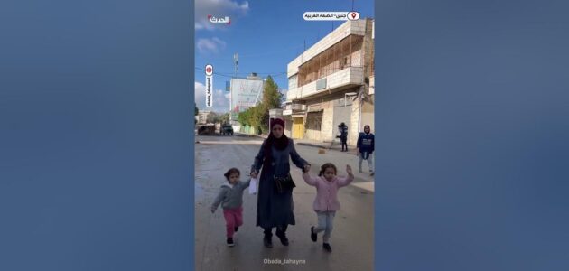 شاهد ما فعلته طفلة فلسطينية بين آليات جيش الإحتلال الإسرائيلي حتى تصل إلى والدها