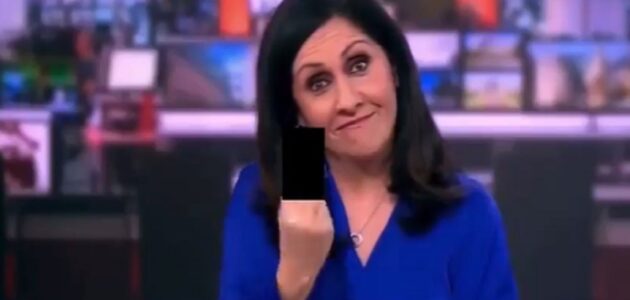 شاهد.. مذيعة قناة BBC تعتذر بعد حركة غير لائقة على الهواء