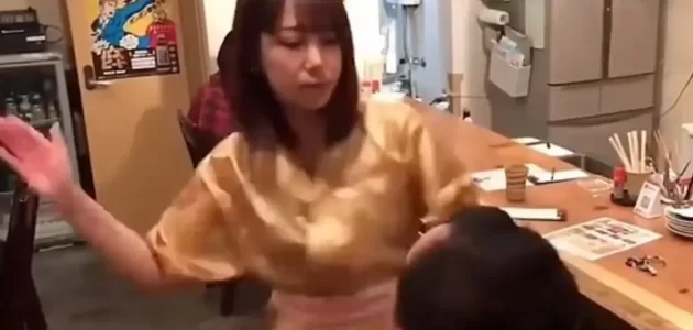 شاهد مطعم ياباني يدفع زبائنه المال لموظفيه مقابل صفعهم على وجوههم لسبب غريب