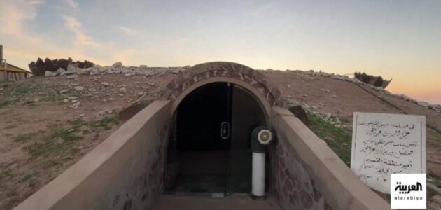 شاهد مواطن يبني مسجدًا على شكل كهف في القصيم