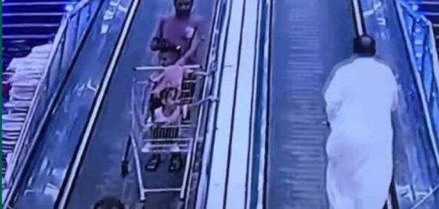 شاهد نجاة شاب وطفلتين من حادثة غريبة داخل مول تجاري