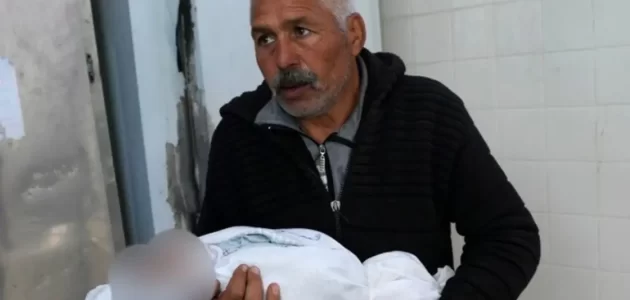 صورة رضيع فلسطيني هزت العالم.. إسرائيل تسخر وتشكك مجرد دمية