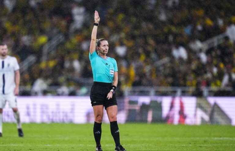 طاقم تحكيم نسائي أمريكي يدير مباراة الأهلي وأوراوا في كأس العالم للأندية