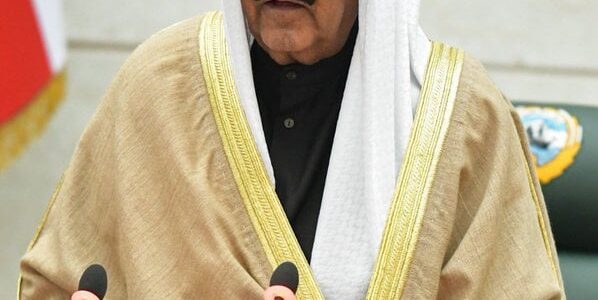 عبارة قالها أمير الكويت مشعل الأحمد الصباح عن طاعة أخيه الراحل رغم عدم قناعته ببعض قراراته تثير تفاعلا