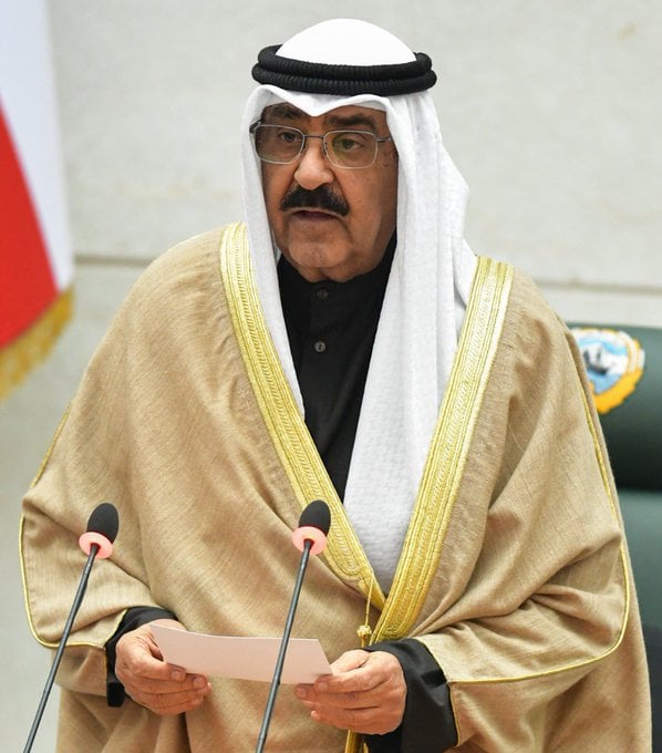 عبارة قالها أمير الكويت مشعل الأحمد الصباح عن طاعة أخيه الراحل رغم عدم قناعته ببعض قراراته تثير تفاعلا