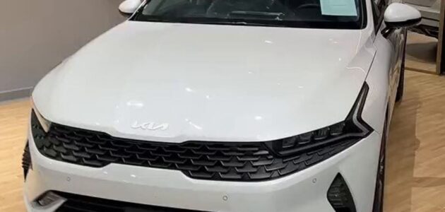 عبد الرحمن الخالدي يكشف عن مواصفات وسعر سيارة كيا K5 HEV هايبرد موديل 2023 -فيديو