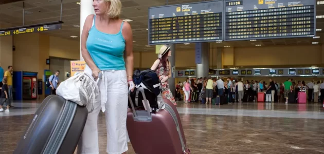 عمال بمطار إسباني يسرقون أمتعة السياح.. ورقم صادم لقيمة المضبوطات