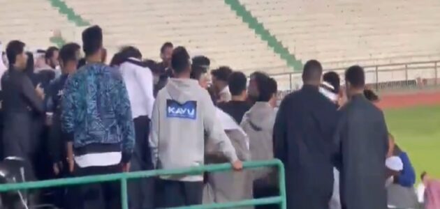 فيديو.. اشتباكات عنيفة في مباراة العربي والشباب