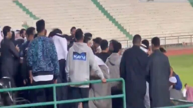 فيديو.. اشتباكات عنيفة في مباراة العربي والشباب