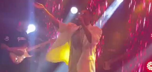 فيديو.. الفنان البرازيلي الشهير بيدرو هنريكي يفارق الحياة على المسرح والكشف عن السبب!