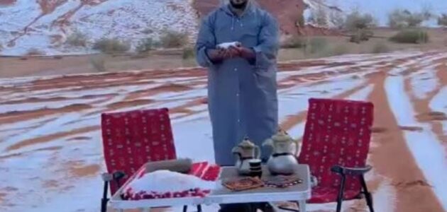 فيديو.. تساقط الثلوج على مرتفعات منطقة تبوك وسعادة المواطنين بالمنظر الطبيعي البديع
