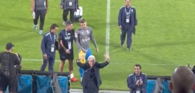 فيديو.. جمهور الهلال يحتفي بالفوز على التعاون ويوجه التحية لمدربه