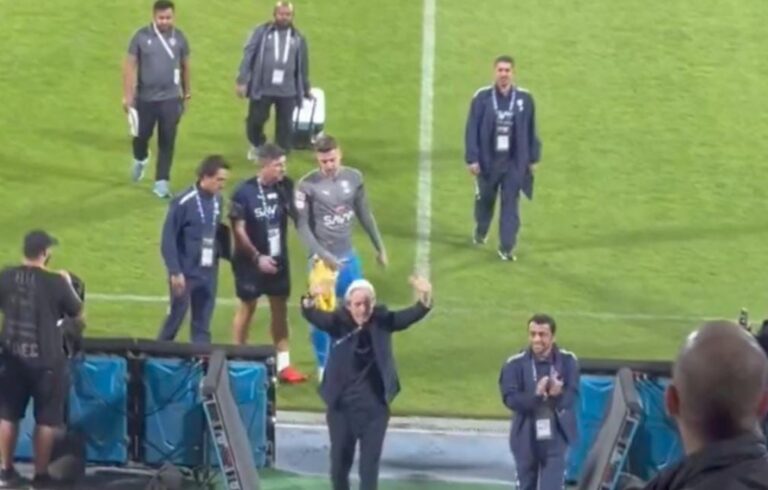 فيديو.. جمهور الهلال يحتفي بالفوز على التعاون ويوجه التحية لمدربه