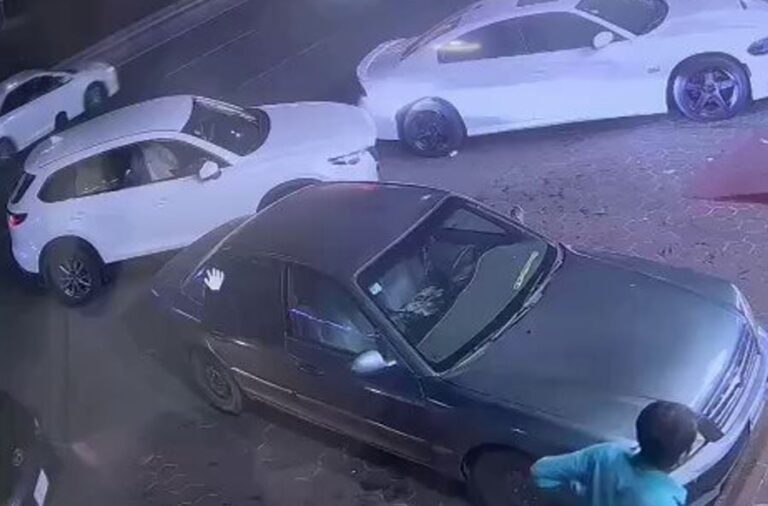 فيديو.. سرقة سيارة من أمام محل في حي الصفا بجدة