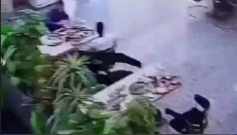 فيديو.. لحظة سقوط رجل من الدور الثاني على شخص آخر في مطعم تثير دهشة المشاهدين
