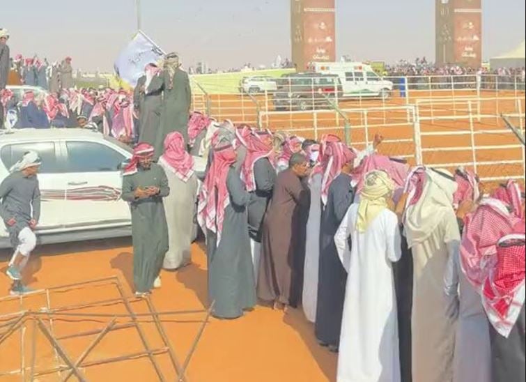 فيديو متداول.. أفراد قبيلة شمر يقذفون العُقُل في الهواء خلال مشاركتهم في مهرجان الملك عبدالعزيز للإبل