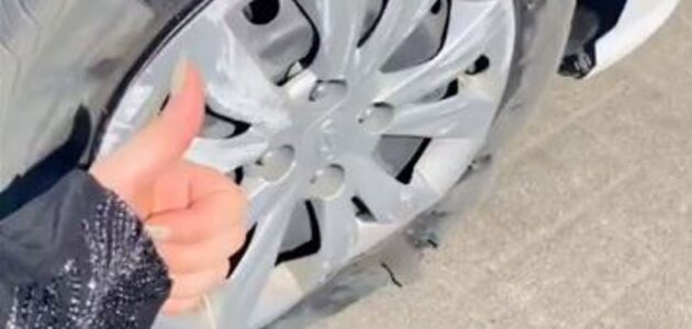 فيديو متداول لردة فعل شباب تجاه فتاة طلبت مساعدتهم في إصلاح كفر سيارتها