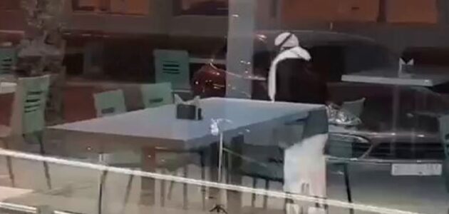 فيديو متداول يظهر لتيك توكر يقوم بحركات غريبة وسط الشارع