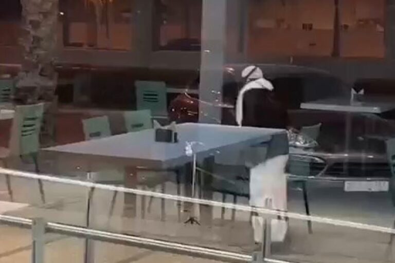 فيديو متداول يظهر لتيك توكر يقوم بحركات غريبة وسط الشارع
