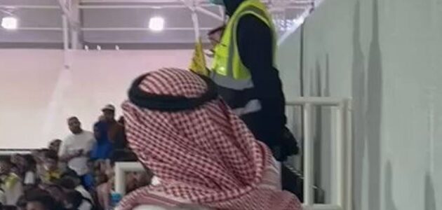 فيديو.. مشادة كلامية بين ناصر الكنعاني ومشجع نادي النصر بعد هدف الفوز في مباراة كأس خادم الحرمين الشريفين