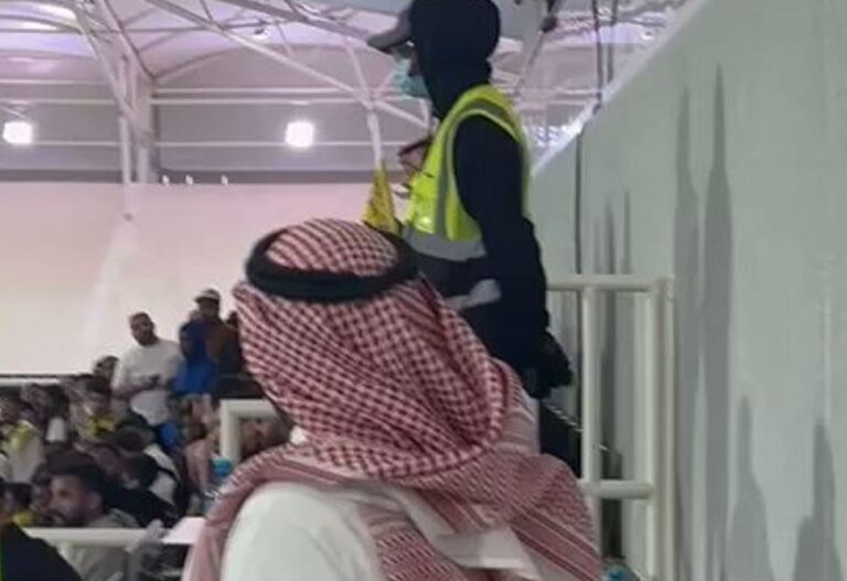 فيديو.. مشادة كلامية بين ناصر الكنعاني ومشجع نادي النصر بعد هدف الفوز في مباراة كأس خادم الحرمين الشريفين