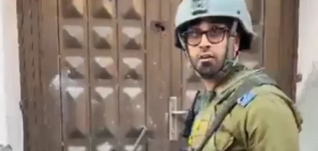 فيديو مُستجن.. جندي إسرائيلي يسخر من مأساة سكان غزة المتضررين شاهد ماذا فعل ؟