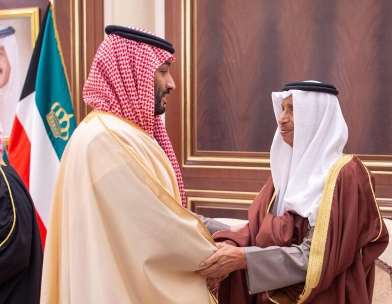 فيديو وصور.. ولي العهد يقدم واجب العزاء في وفاة أمير الكويت