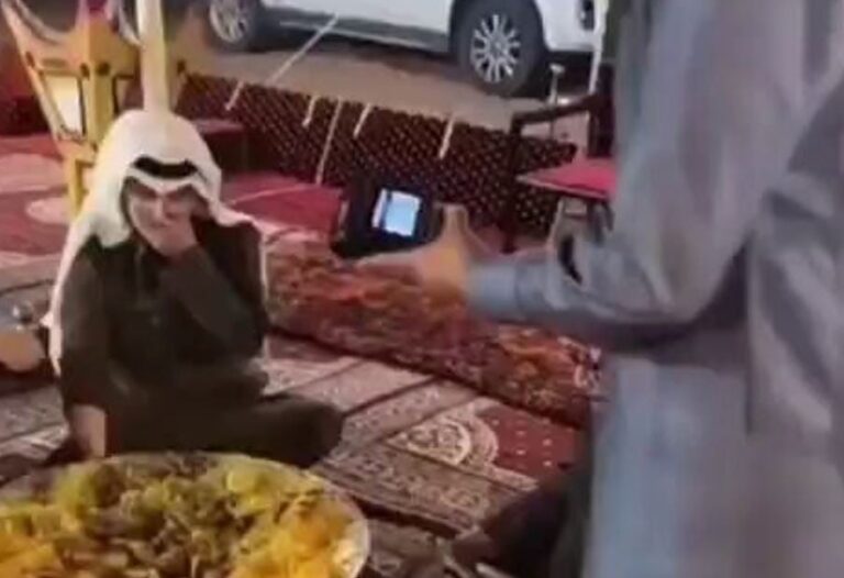 فيديو يثير جدلاً بعد ظهور شاب يحمل جهاز الدفع ويجمع ثمن القطة من أصدقائه خلال كشتة في البر