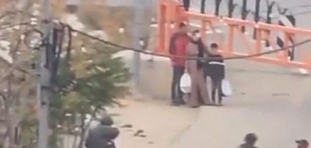 لقطات توثّق لحظة إطلاق جندي إسرائيلي النار من المسافة صفر على مواطن فلسطيني