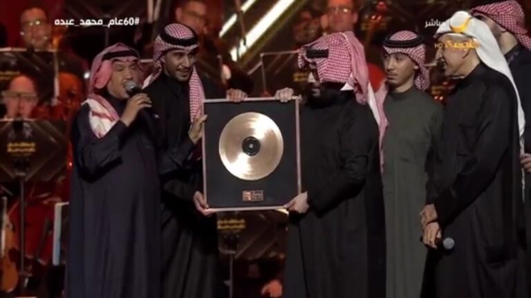 محمد عبده يعلن تبرعه بثمن الدرع الذهبي المقدم له من هيئة الترفيه إلى أطفال غزة