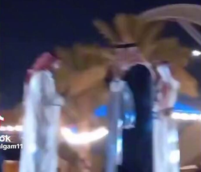 مزاد علني في سوق الأولين بالرياض على مريول قديم.. تعرف على سعر بيعه -فيديو