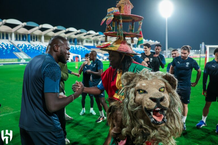 مشجع سنغالي يحظى باستقبال خاص من نادي الهلال