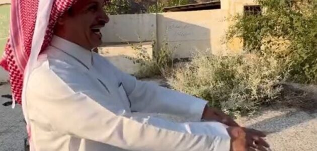 مقطع فيديو مؤثر يظهر لقاء معلم بدنية متقاعد مع طلابه بعد سنوات عديدة