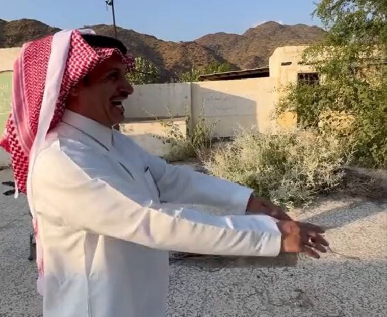 مقطع فيديو مؤثر يظهر لقاء معلم بدنية متقاعد مع طلابه بعد سنوات عديدة