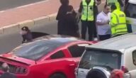 مقطع فيديو يوثق مشاجرة عنيفة بين شاب ورجال الشرطة في الكويت