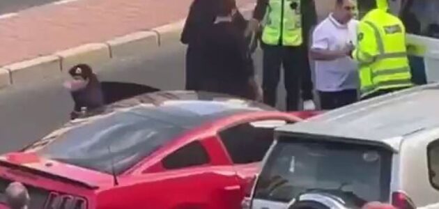 مقطع فيديو يوثق مشاجرة عنيفة بين شاب ورجال الشرطة في الكويت