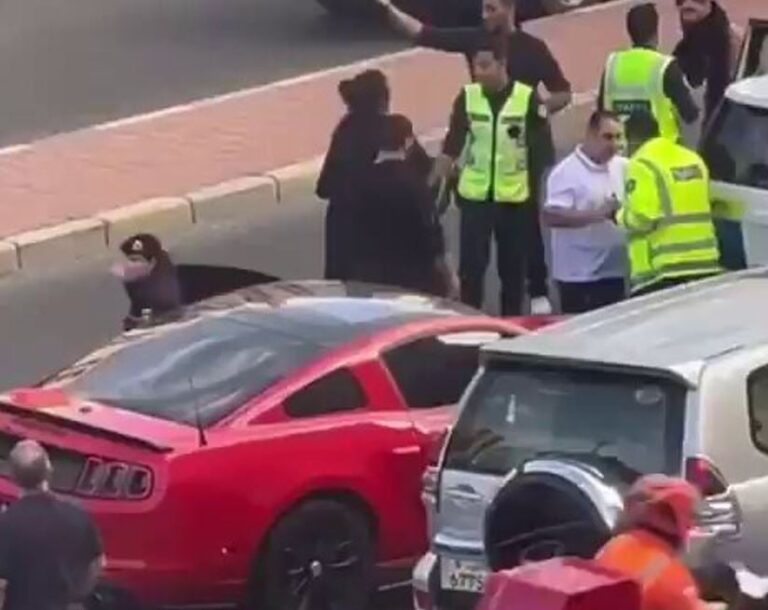 مقطع فيديو يوثق مشاجرة عنيفة بين شاب ورجال الشرطة في الكويت