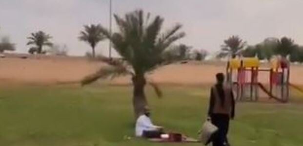 مقطع متداول لردة فعل شباب طلب رجل منهم مغادرة الحديقة العامة بسبب وجود عوائل