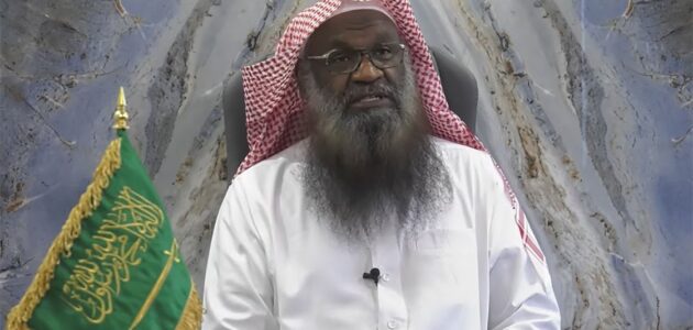 هكذا رد الكلباني يرد على مغرد وصفه بـ شيخ بلاط مطبل