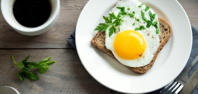 هل تناول البيض مع الشاي أو القهوة يسبب ضرر؟.. الخضيري يجيب