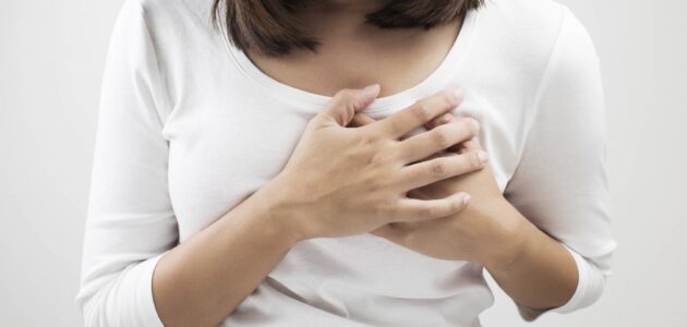 هل نغزات الصدر لها علاقة بأمراض القلب؟.. النمر يجيب