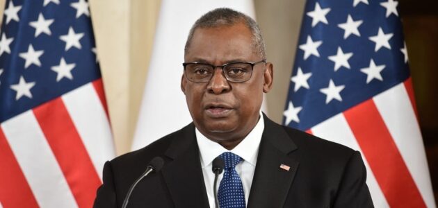 وزير الدفاع الأمريكي يدعو إلى تحالف دولي لمواجهة هجمات الحوثيين على السفن التجارية في البحر الأحمر