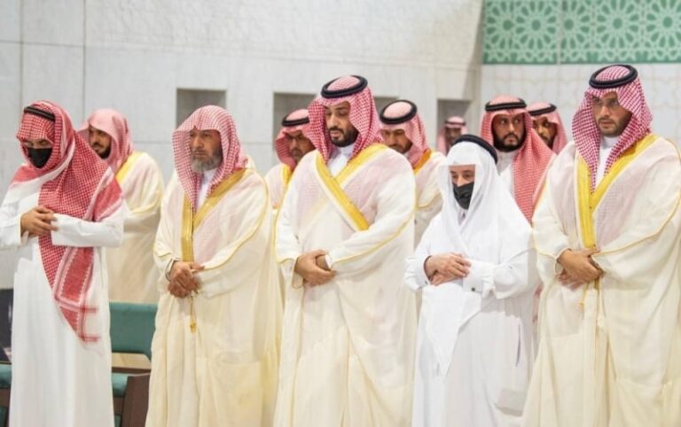 ولي العهد يؤدي صلاة الميت على الأمير ممدوح بن عبد العزيز آل سعود في الحرم المكي
